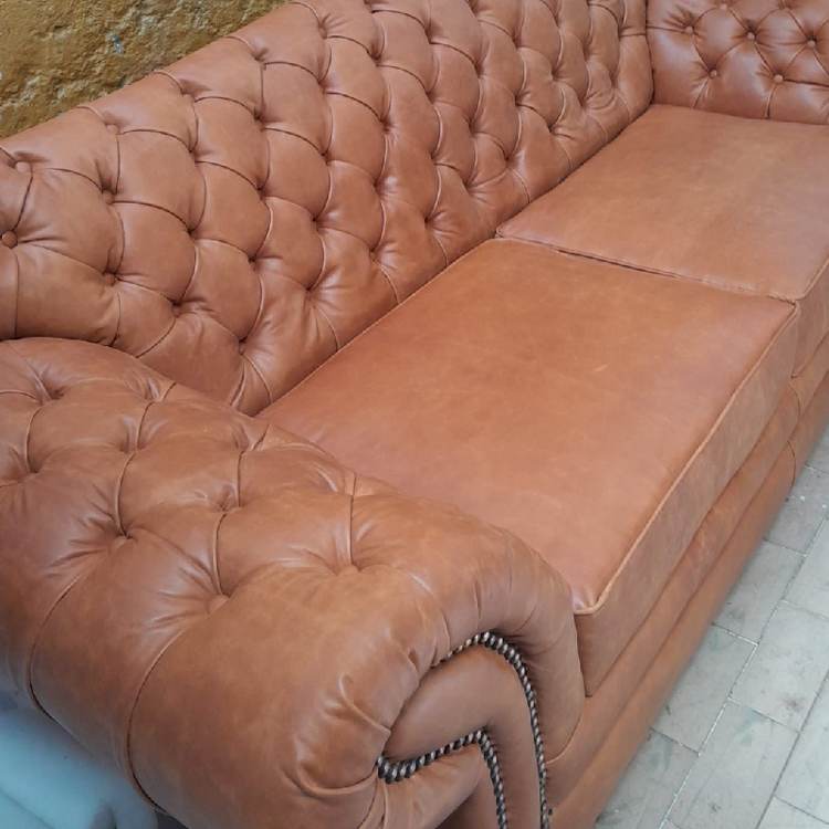 Chesterfield capiton&eacute; en cuero terracota